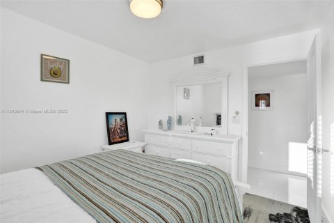 House in Oakland Park, Florida 3 bedrooms, 119.84 sq.m. № 1844115 - photo 7