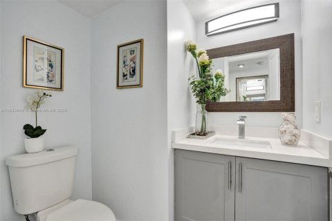 House in Oakland Park, Florida 3 bedrooms, 119.84 sq.m. № 1844115 - photo 10