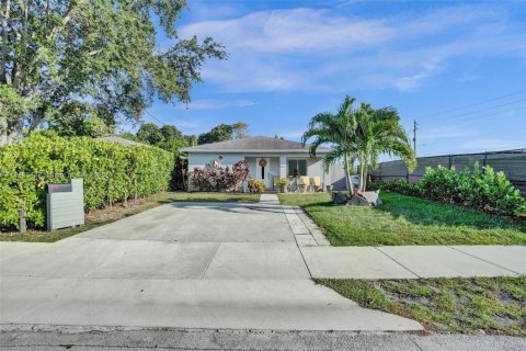 House in Oakland Park, Florida 3 bedrooms, 119.84 sq.m. № 1844115 - photo 1