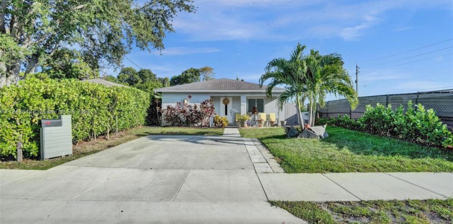 House in Oakland Park, Florida 3 bedrooms, 119.84 sq.m. № 1844115