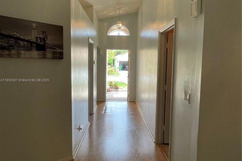 Купить виллу или дом в Корал-Спрингс, Флорида 3 спальни, 127.37м2, № 1855308 - фото 2