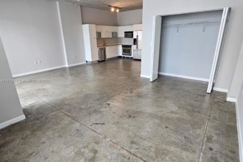 Condominio en alquiler en Miami, Florida, 1 dormitorio, 60.48 m2 № 1968516 - foto 4