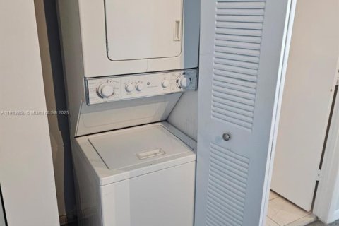 Condominio en alquiler en Miami, Florida, 1 dormitorio, 60.48 m2 № 1968516 - foto 10