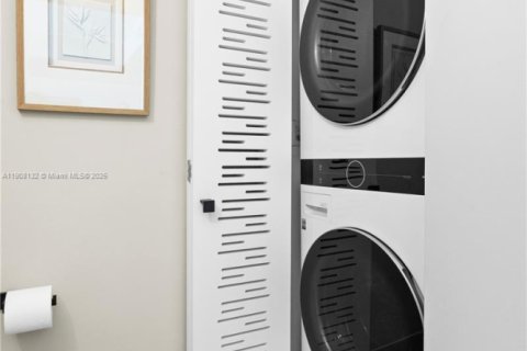 Apartment in Miami, Florida 2 bedrooms, 101.08 sq.m. № 2012679 - photo 13