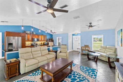 House in Kissimmee, Florida 3 bedrooms, 156.73 sq.m. № 2113821 - photo 8