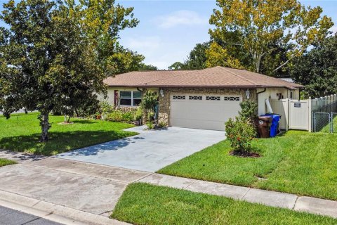 House in Kissimmee, Florida 2 bedrooms, 109.07 sq.m. № 1883090 - photo 1