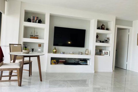Condo in Miami, Florida, 1 bedroom  № 2031004 - photo 6