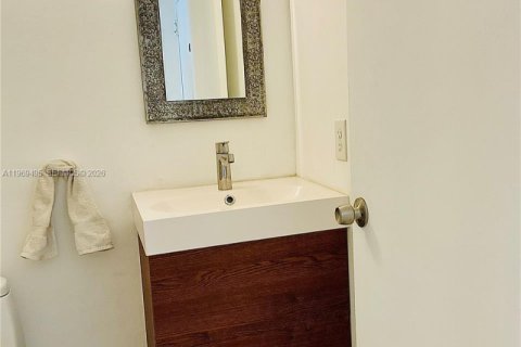 Condo in Miami, Florida, 1 bedroom  № 2031004 - photo 12