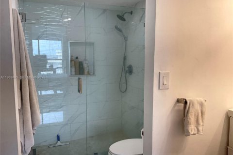 Condo in Miami, Florida, 1 bedroom  № 2031004 - photo 11