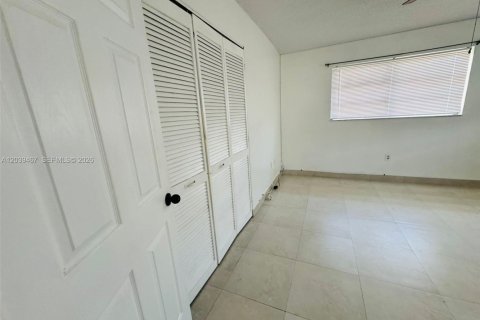 House in Miami, Florida 2 bedrooms, 116.13 sq.m. № 2088181 - photo 18