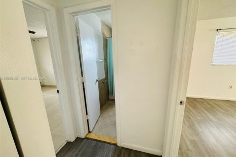 House in Miami, Florida 2 bedrooms, 116.13 sq.m. № 2088181 - photo 10