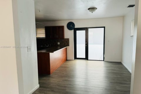 House in Miami, Florida 2 bedrooms, 116.13 sq.m. № 2088181 - photo 7