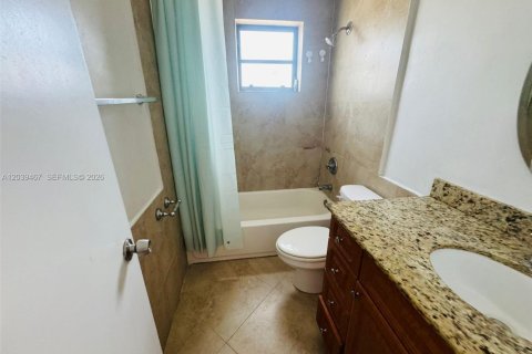 House in Miami, Florida 2 bedrooms, 116.13 sq.m. № 2088181 - photo 13