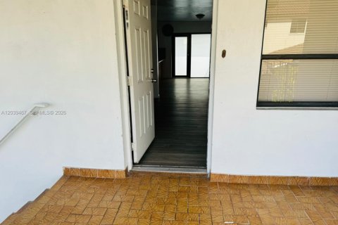 House in Miami, Florida 2 bedrooms, 116.13 sq.m. № 2088181 - photo 3