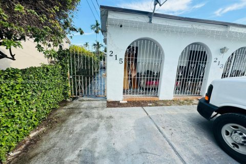 House in Miami, Florida 2 bedrooms, 116.13 sq.m. № 2088181