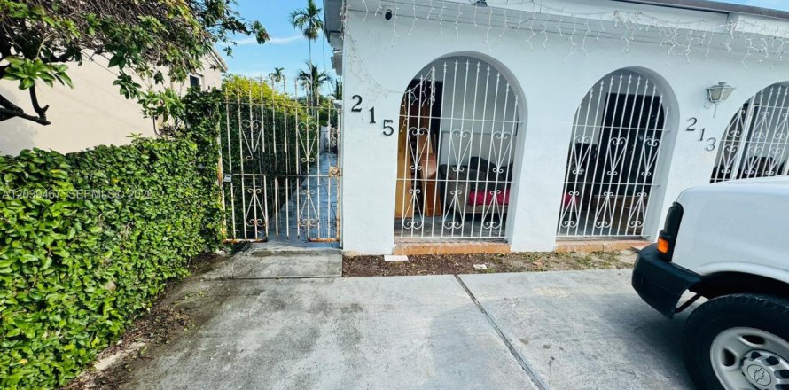 House in Miami, Florida 2 bedrooms, 116.13 sq.m. № 2088181