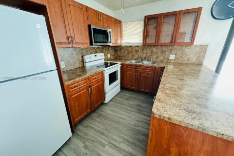 House in Miami, Florida 2 bedrooms, 116.13 sq.m. № 2088181 - photo 8
