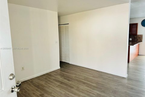 House in Miami, Florida 2 bedrooms, 116.13 sq.m. № 2088181 - photo 11