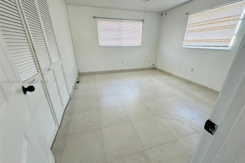 House in Miami, Florida 2 bedrooms, 116.13 sq.m. № 2088181 - photo 17