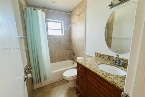 House in Miami, Florida 2 bedrooms, 116.13 sq.m. № 2088181 - photo 14