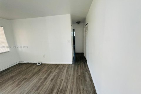 House in Miami, Florida 2 bedrooms, 116.13 sq.m. № 2088181 - photo 12