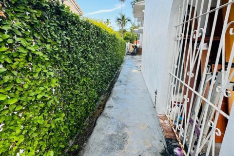 House in Miami, Florida 2 bedrooms, 116.13 sq.m. № 2088181 - photo 2