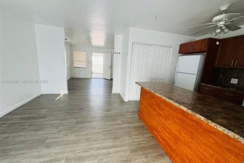 House in Miami, Florida 2 bedrooms, 116.13 sq.m. № 2088181 - photo 9