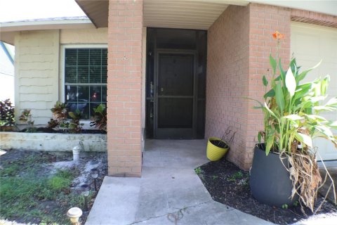 House in New Port Richey, Florida 3 bedrooms, 125.33 sq.m. № 2166829 - photo 2