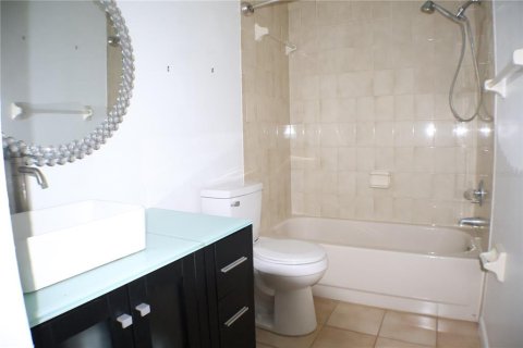 House in New Port Richey, Florida 3 bedrooms, 125.33 sq.m. № 2166829 - photo 21