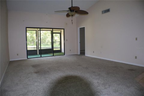 House in New Port Richey, Florida 3 bedrooms, 125.33 sq.m. № 2166829 - photo 4