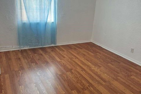 Снять в аренду виллу или дом в Санрайз, Флорида 4 спальни, 171.68м2, № 1976393 - фото 11