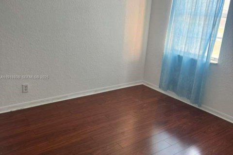 Снять в аренду виллу или дом в Санрайз, Флорида 4 спальни, 171.68м2, № 1976393 - фото 10