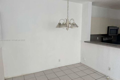 Снять в аренду виллу или дом в Санрайз, Флорида 4 спальни, 171.68м2, № 1976393 - фото 5