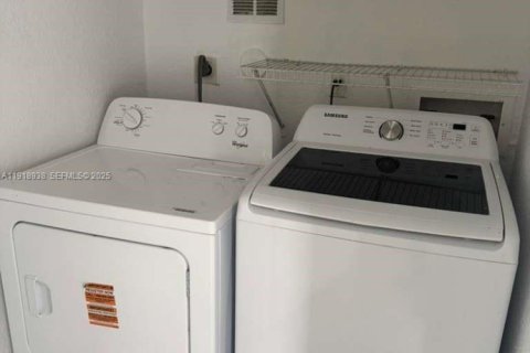 Снять в аренду виллу или дом в Санрайз, Флорида 4 спальни, 171.68м2, № 1976393 - фото 18