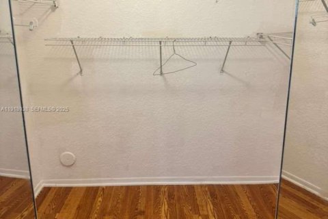 Снять в аренду виллу или дом в Санрайз, Флорида 4 спальни, 171.68м2, № 1976393 - фото 8