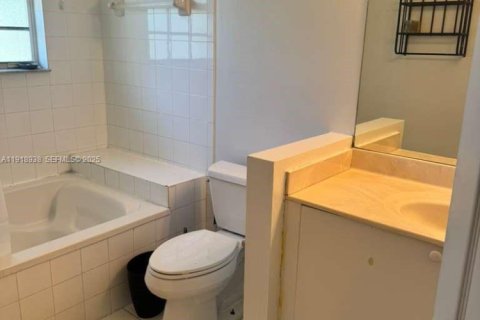 Снять в аренду виллу или дом в Санрайз, Флорида 4 спальни, 171.68м2, № 1976393 - фото 12