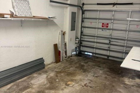 Снять в аренду виллу или дом в Санрайз, Флорида 4 спальни, 171.68м2, № 1976393 - фото 19