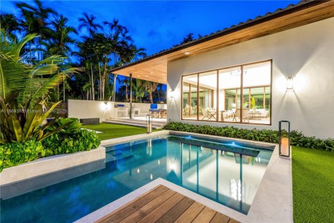 Villa ou maison à louer à Miami, Floride: 6 chambres, 416.39 m2 № 1979396 - photo 2