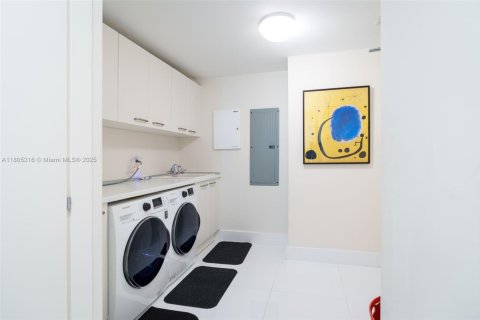 Condominio en venta en Miami, Florida, 3 dormitorios, 216.74 m2 № 1864230 - foto 19