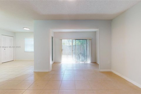 Townhouse in Miami, Florida 3 bedrooms, 170.38 sq.m. № 1951590 - photo 12