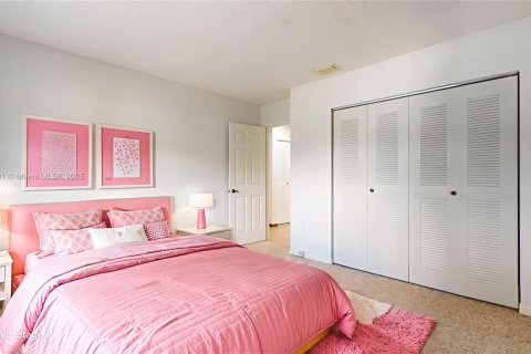 Townhouse in Miami, Florida 3 bedrooms, 170.38 sq.m. № 1951590 - photo 19