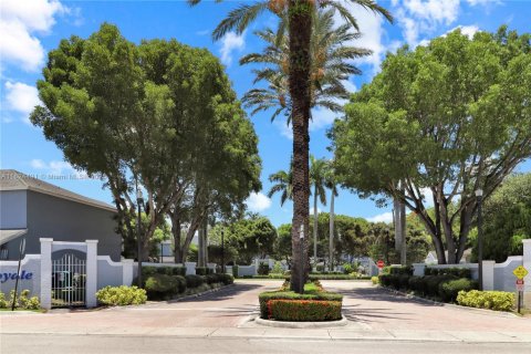 Townhouse in Miami, Florida 3 bedrooms, 170.38 sq.m. № 1951590 - photo 2