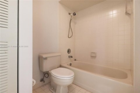 Townhouse in Miami, Florida 3 bedrooms, 170.38 sq.m. № 1951590 - photo 23