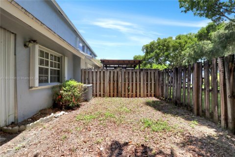 Townhouse in Miami, Florida 3 bedrooms, 170.38 sq.m. № 1951590 - photo 26