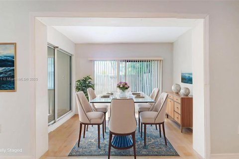 Townhouse in Miami, Florida 3 bedrooms, 170.38 sq.m. № 1951590 - photo 14