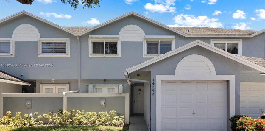 Townhouse in Miami, Florida 3 bedrooms, 170.38 sq.m. № 1951590