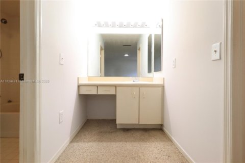 Townhouse in Miami, Florida 3 bedrooms, 170.38 sq.m. № 1951590 - photo 18