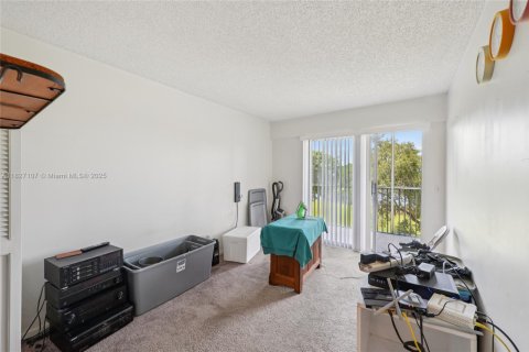 Condo in Pembroke Pines, Florida, 2 bedrooms  № 1797614 - photo 16