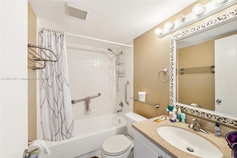 Condo in Pembroke Pines, Florida, 2 bedrooms  № 1797614 - photo 14