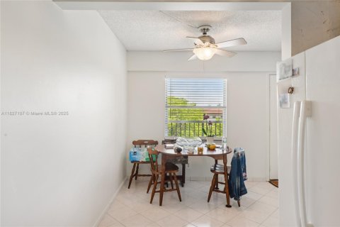 Condo in Pembroke Pines, Florida, 2 bedrooms  № 1797614 - photo 6